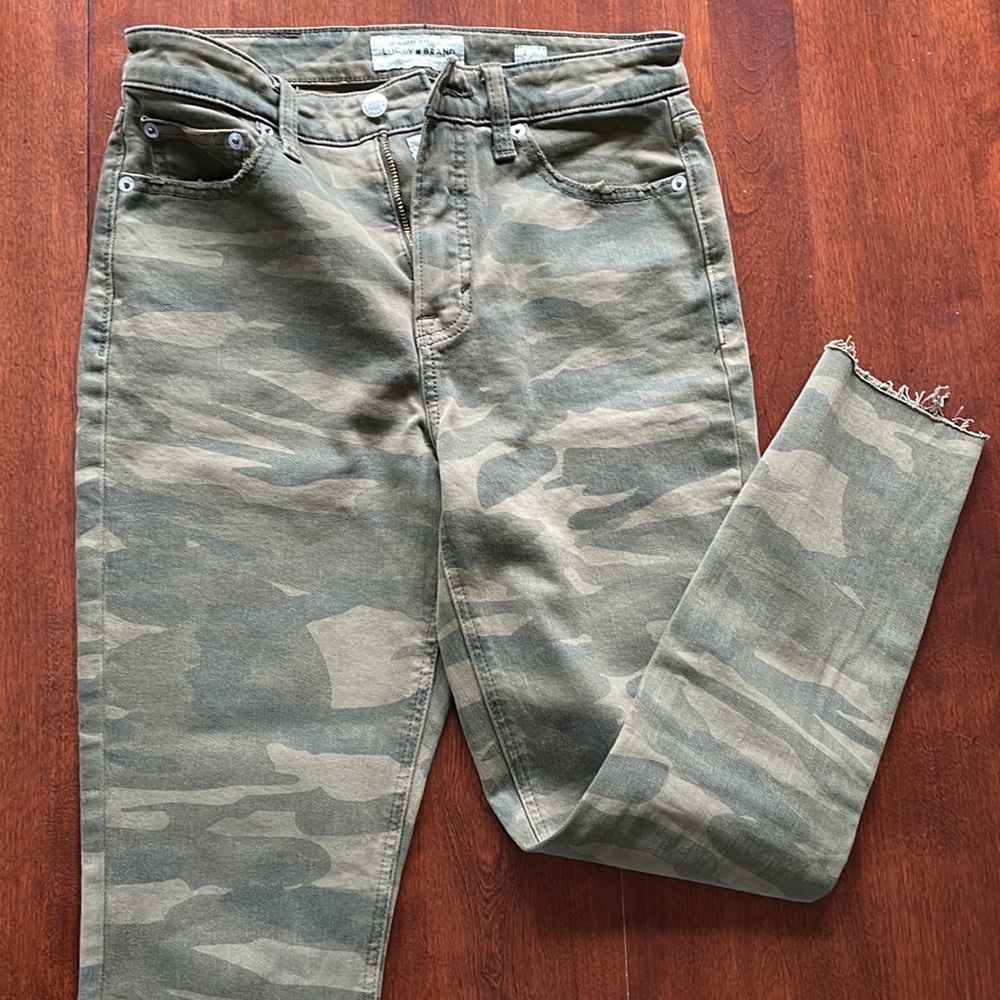Lucky brand camo pants, cropped